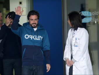 El pilot de F1 Fernando Alonso, aquest dijous a la sortida de l'Hospital General de Catalunya REUTERS