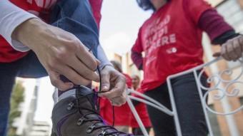 L'equip de persones sense llar de Sant Joan de Déu Serveis Socials participen avui a la caminada solidària Barcelona Magic Line (BML) ALBERT SALAMÉ