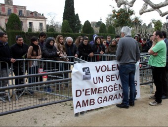 Familars i amics dels dos joves morts a Campdevànol van manisfestar-se a l'entrada del Parlament exigint uns serveis d'emergències amb més garanties. EL PUNT AVUI