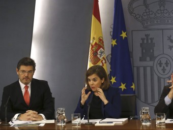 El ministre de Justícia, Rafael Català, i la vicepresidenta del govern espanyol, Soraya Sáenz de Santamaría, després del consell de ministres del dia 27 que va aprovar el canvi.  EFE