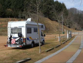 Una imatge de l'espai per a autocaravanes de Sant Hilari, amb un vehicle estacionat, ahir al matí JORDI RIBOT / ICONNA