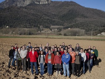 Els integrants de l'equip de La Vall Plural - AM. El seu cap de llista, Lluís Amat és al centre, a primera fila, amb jaqueta taronja. EL PUNT AVUI