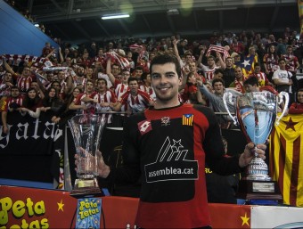 Carles Grau, amb la copa i amb el trofeu d'MVP de Blanes 2015 RUBÉN GARCÍA