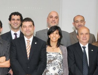 L'alcalde, Joaquim Ferrer, amb corbata a ratlles, envoltat dels cinc regidors de CiU que ha cessat. ARXIU