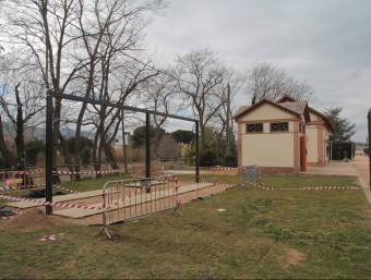 Els treballs per habilitar la terrassa i el tendal a l'exterior de l'antiga estació E.A