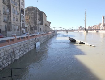 La força del riu arrossega part de l'embarcador de l'Escorxador, a Tortosa JUDIT FERNÁNDEZ