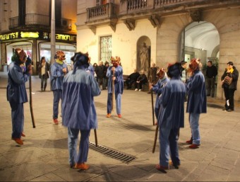 Els Portafardells de Mataró van llegir els seus versots crítics a les portes de l'Ajuntament on els grups polítics celebraven el ple. E.F