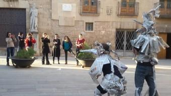 Alumnes del màster , DURANT UN EXERCICI A LA PLAÇA SANT ANTONI DE TÀRREGA E.POMARES