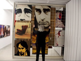 El pintor i escultor Antoni Miró despenja un dels molts quadres dedicats a Ovidi Montllor, amic íntim, al seu estudi. ACN