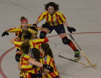 Les jugadores del Manlleu celebren el títol de la copa femenina en acabar la final ALBERT CAMPS