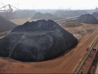 Reserves de mineral de ferro, al port de Yingkou.  REUTERS/SHENG LI