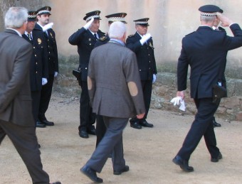 El cap de la policia , el regidor de Seguretat i l'alcalde, passant revista ahir a part de l'equip de la Policia Local de Sant Feliu de Guíxols Ò. PINILLA