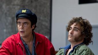 Benicio del Toro i Joaquin Phoenix en una escena d'aquest film sobre una època d'excessos amb les drogues  WARNER BROS