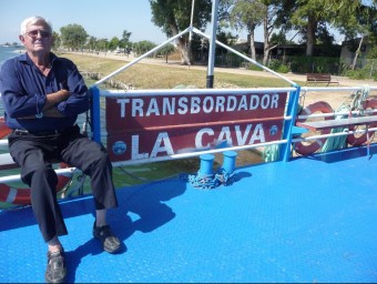 El patró del pas de barca de la Cava, José Arques, al transbordador. EL PUNT AVUI