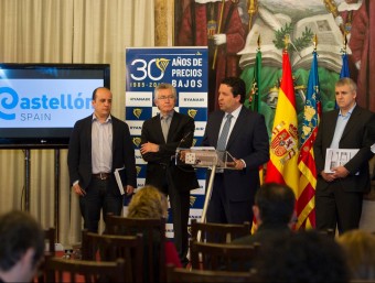 El president de la Diputació de Castelló, Javier Moliner, intervé durant la presentació dels vols que Ryanair oferirà des de l'aeroport de Castelló acompanyat dels responsables de la companyia irlandesa i de l'aeroport. ACN