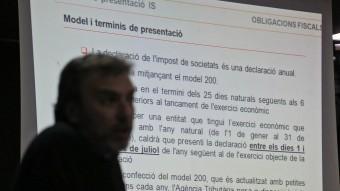 El docent de la Fundació Pere Tarrés, Josep Badia, en una de les sessions informatives per a entitats fetes aquesta setmana a Badalona JUANMA RAMOS