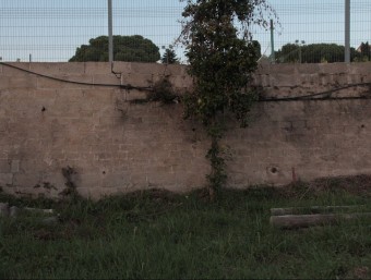 El mur esquerdat, a la pista de l'escola pública Pedraltade Santa Cristina d'Aro. EMILI AGULLÓ