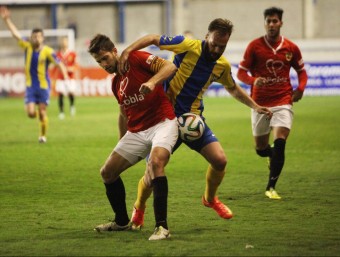 Arimany, del Palamós, lluita amb un jugador de la Pobla J