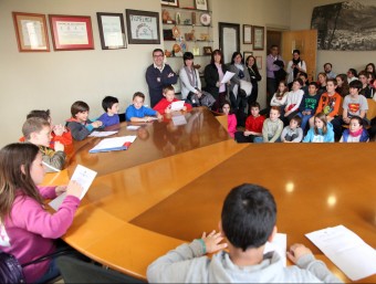 Una imatge dels regidors del ple d'infants, amb l'alcaldessa a l'esquerra, dimecres passat al matí a la sala de plens de l'ajuntament d'Arbúcies JOAN SABATER