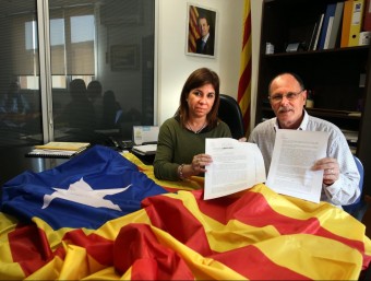 Guillem i el regidor Salvador Martí, ahir amb la sentència i una estelada JOAN CASTRO / ICONNA