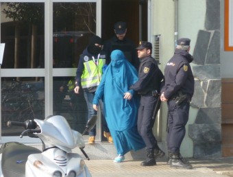 Agents de la Policía Nacional amb la dona detinguda a Malgrat de Mar T. MÀRQUEZ 