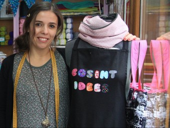 Mireia Danés, fotografiada a la seva botiga Cosint Idees, situada al municipi d'Anglès. LLUÍS SERRAT