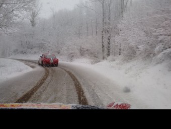 L'Alfa Romeo de Braccaioli-Ferrer, patint enmig d'una tempesta de neu a Collsaplana, vist des del cotxe perseguidor. TONI ROMERO