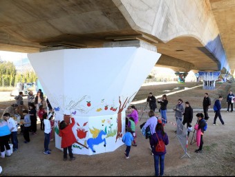 Un grup d'escolars va pintar ahir al mural JUANMA RAMOS