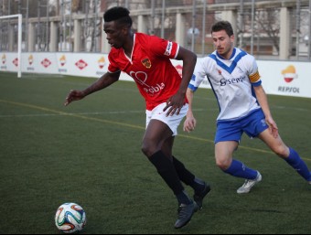 Cano, autor del gol definitiu, marcant Emana durant el partit d'ahir. ELISABETH MAGRE