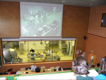 El cuiner Cesc Fernández, en la primera sessió del curs de cuina d'al·èrgies que es va fer ahir a l'Escola Agrària de Monells.