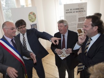 Yves Barniol, Carles Puigdemont, Xavier Soy i Josep Puigbert durant l'inauguració.