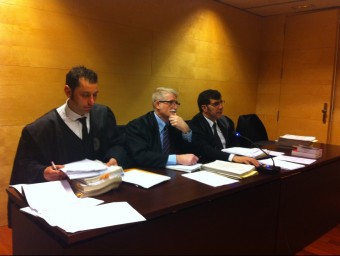 Els advocats Narcís Badosa, Joan Pere Zapata i Carles Monguilod (d'esquerra a dreta). Porten la defensa de Quiñones, Holguín i Madrigal, respectivament.  G. P.