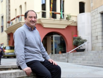 Una imatge del candidat de l'Entesa per Arbúcies, Pere Garriga, que aspira a la reelecció, a la plaça de la Vila QUIM PUIG