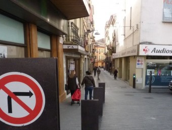 El de Sant Ferriol ,és un dels carrers que ja tenen calçada i vorera al mateix nivell. R. E