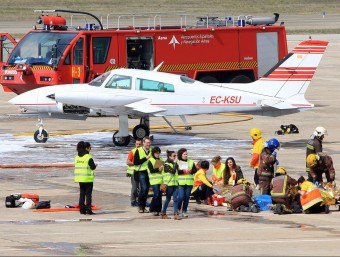 Els voluntaris que van fer de ferits, davant el bimotor accidentat. LLUÍS SERRAT