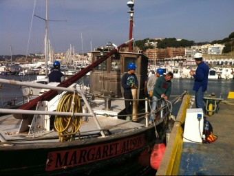 Els alumnes al port d'Arenys de Mar treballant per maniobrar amb les cordes unes embarcacions E.F
