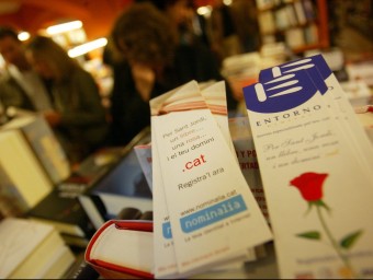 The PuntCat foundation has produced 200,000 bookmarks like the one above in a Barcelona bookshop as part of the campaign to promote the .cat web domain to the general public.  GABRIEL MASSANA
