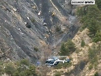 Un helicòpter de rescat de la Gendarmeria francesa sobrevolant ahir les restes de l'Airbus A320 als Alps REUTERS