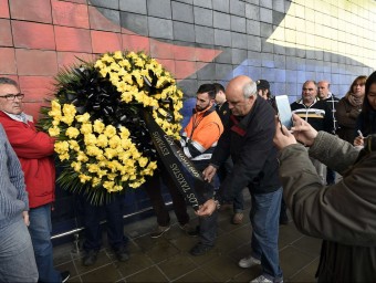 Treballadors de l'aeroport del Prat recorden les víctimes de l'accident LLUÍS GENÉ / EFE