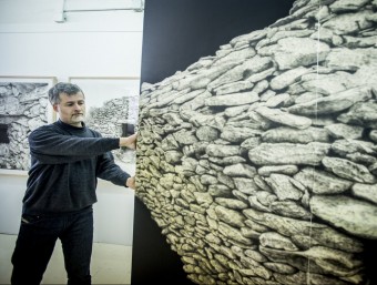 Jordi Fulla, la setmana passada al seu estudi del Poblenou de Barcelona, el dia que van sortir les obres cap a Tarragona. ALBERT SALAMÉ