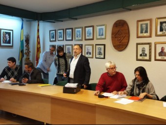 L'alcalde de Sils, Martí Nogué, el segon per la dreta, abans de començar el ple del mes de març, dijous passat J. FERRER