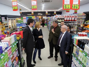 Eduard Vidal, Marta Felip, Joaquim Vidal i Lluís Periañez, ahir durant l'inauguració del supermercat. MANEL LLADÓ