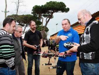 Andreu Ibáñez, fundador de LleidaDrone, mostra un dels aparells a la fira ACN