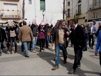 Veïns contraris a allargar la C-32, protestant el diumenge 22 a Blanes contra el conseller Santi Vila, al costat del candidat de CiU, Quim Torrecillas R. ESTEBAN