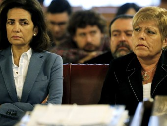 L'exconsellera de Turisme i alcaldessa de Novelda Milagrosa Martínez (dreta) i l'exconsellera de Turisme Angélica Such seuen a la banqueta d'acusats. EFE/JUAN CARLOS CÁRDENAS