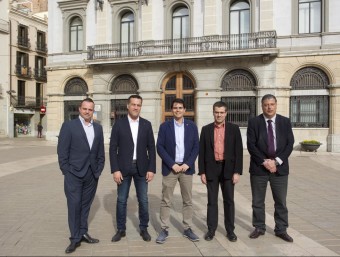 Al centre Marc Castells (CiU), alcalde de la ciutat durant els darrers quatre anys. A l'esquerra de la imatge, Robert Hernando (Pxc) i Jordi Riba (PSC), i a la banda dreta, Josep Maria Palau (ERC), soci de govern durant aquest mandat, i Joan Agramunt (PP) J.C LEÓN