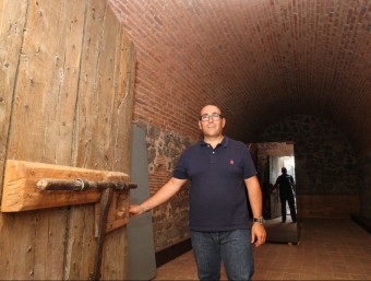 Josep Antoni Frias, dins d'una de les estances del castell d'Hostalric, a l'agost del 2014, abans de l'obertura del centre d'interpretació LLUÍS SERRAT