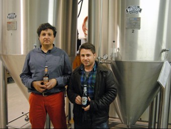 Cervesa del Montseny, a la foto Julià Vallès i el mestre cerveser Jordi Llebaria, persegueix créixer.  L'ECONÒMIC