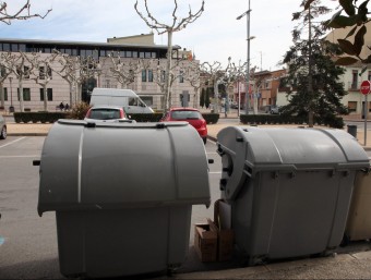 Una imatge d'uns contenidors de Sils, amb l'edifici de l'ajuntament al fons, fa uns dies JOAN SABATER