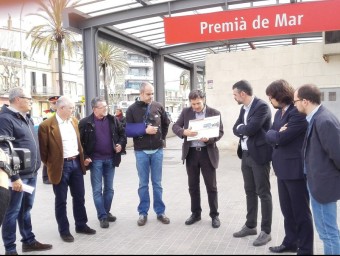 Visita del conseller Santi Vila a l'estació de Premià, amb l'alcalde, Miquel Buch i altres regidors. AJ. PREMIÀ DE MAR